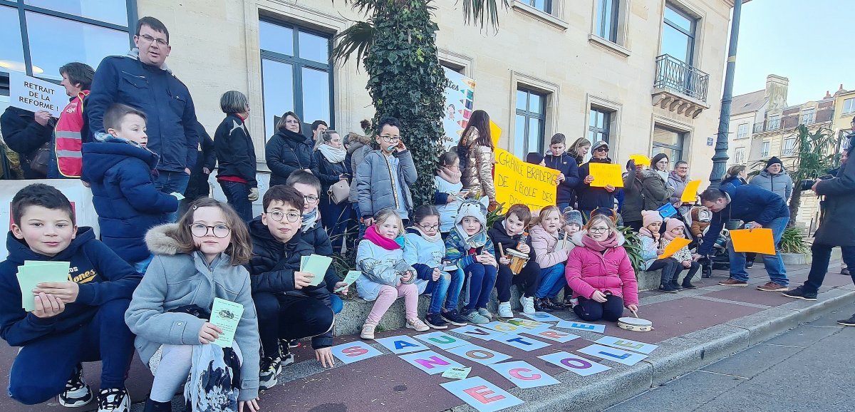 [Photos + vidéos] Cherbourg. Les parents d'élèves manifestent devant la mairie pour sauver l'école Les Roquettes