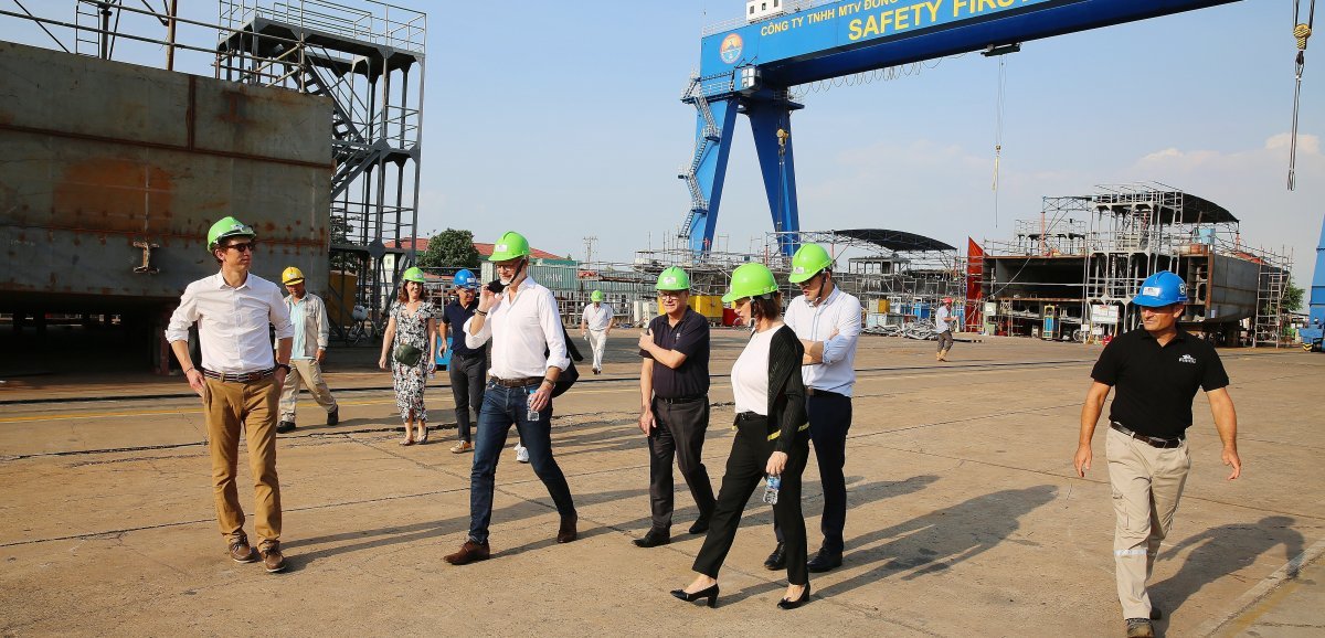 Transport maritime. Le maire du Havre Édouard Philippe visite le chantier Towt au Vietnam