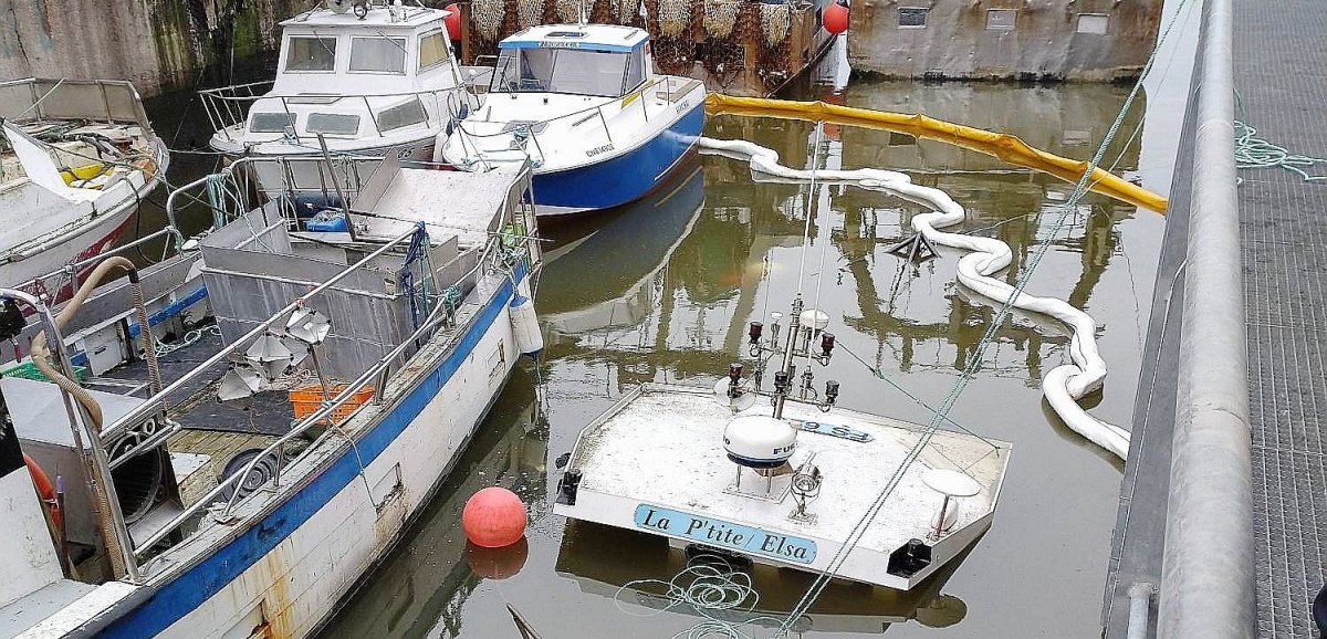 Port-en-Bessin-Huppain. Un bateau de pêche coule accidentellement, le port légèrement pollué