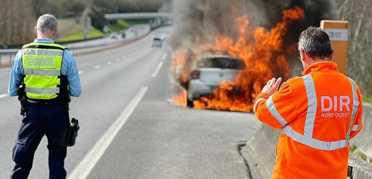 Près d'Avranches. Une voiture en feu sur l'autoroute A84 : prudence dans le secteur