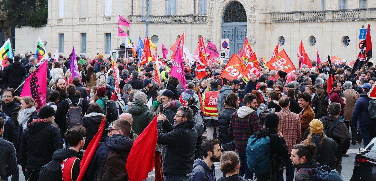 [Photos] Réforme des retraites. Après l'annonce du 49.3, des centaines de manifestants se réunissent devant la préfecture à Caen