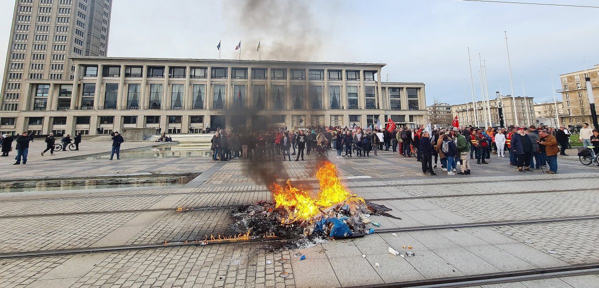 Manifestation au Havre. Deux hommes à l'origine du feu allumé devant la station de tramway ont été interpellés