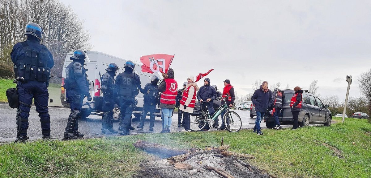 Près de Caen. Nouveau point de blocage, les CRS interviennent pour déloger les manifestants