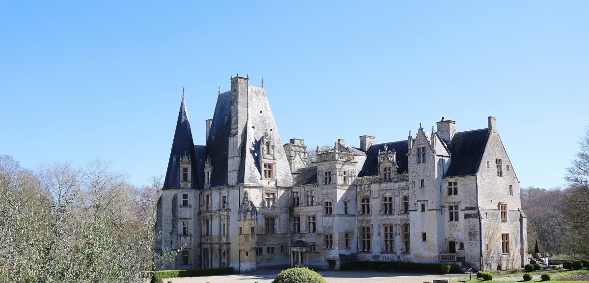 Près de Caen. Ce château a servi de décor au film "Les Trois Mousquetaires"
