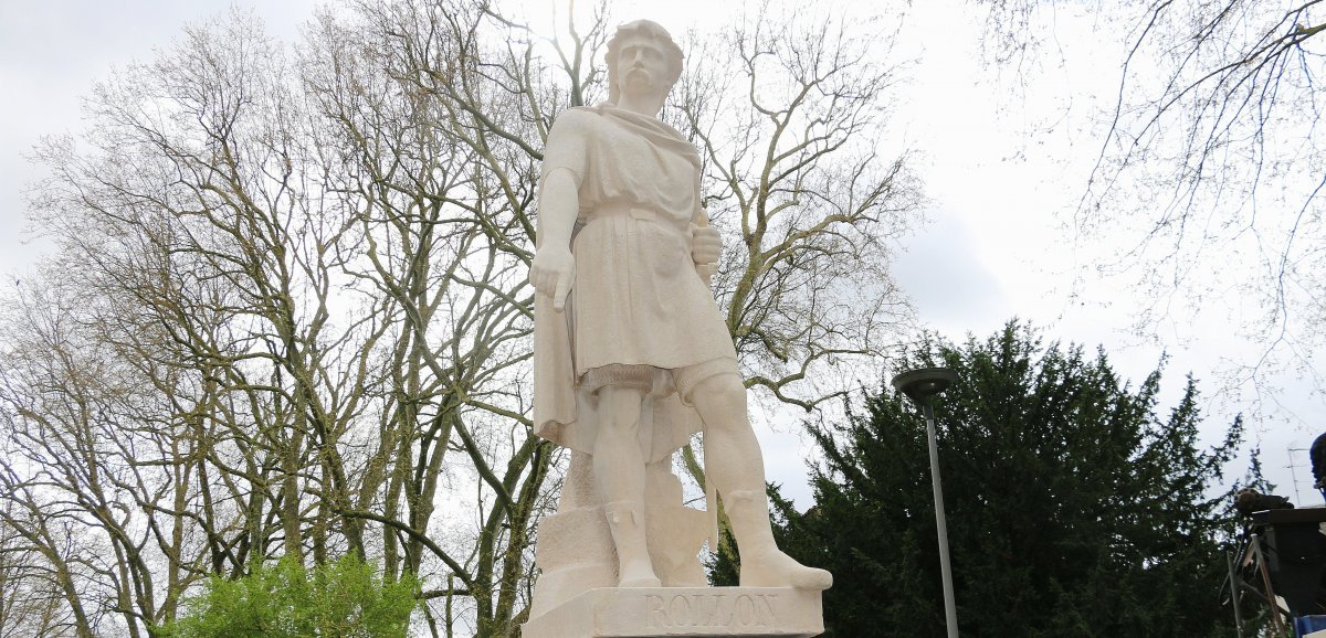[Vidéo] Rouen. La statue Rollon de retour aux jardins de l'hôtel de ville après sa restauration