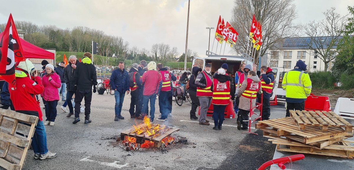 [Photos + vidéo] Cherbourg. Réforme des retraites : des manifestants bloquent plusieurs accès