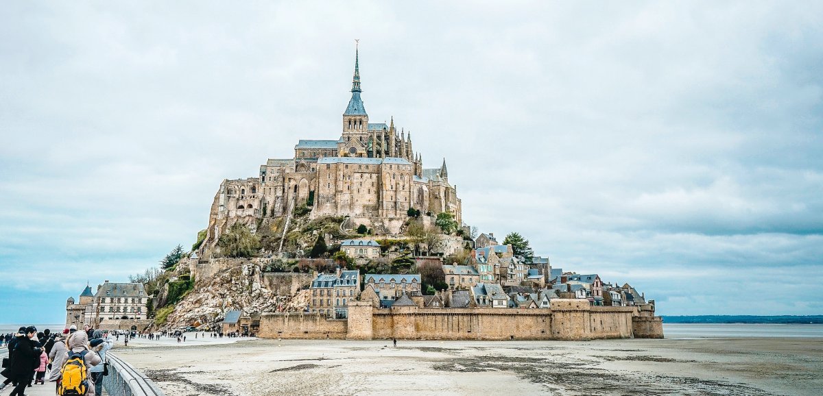 Insolite. "Très heureux d'avoir honoré ce lieu du patrimoine mondial" : il fait le tour du Mont Saint-Michel à la nage