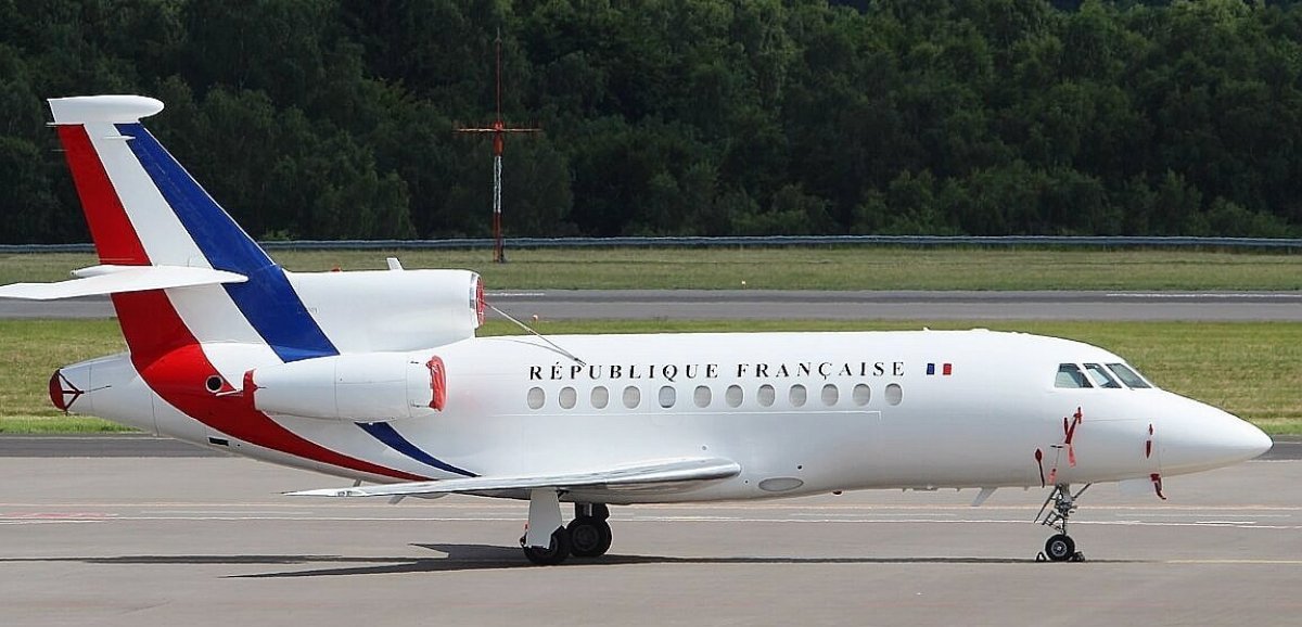 Près de Cherbourg. Un avion du président de la République se pose à l'aéroport de Maupertus