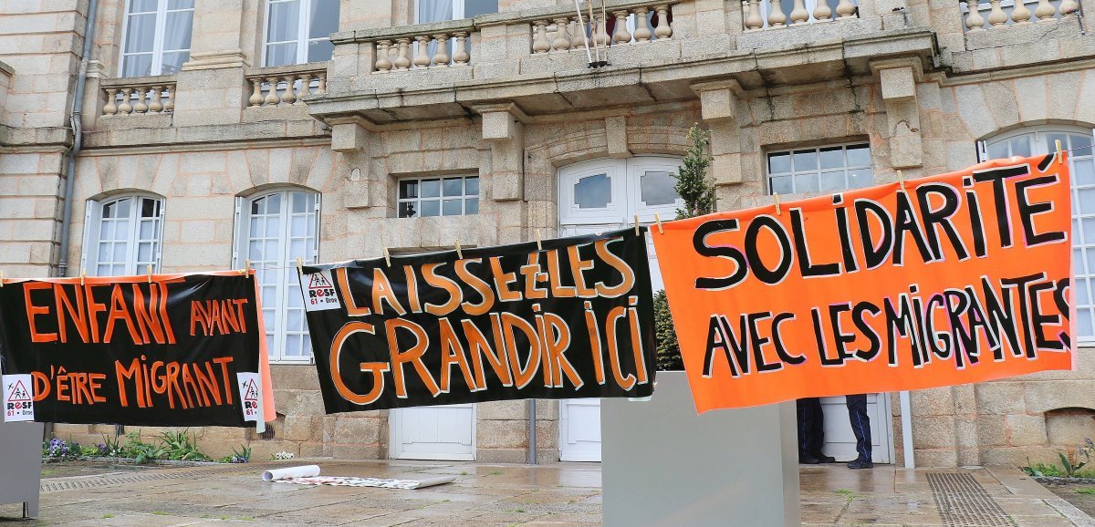 [Vidéo] Alençon. Sans solution pour les jeunes étrangers, l'association RESF manifeste de nouveau à la mairie