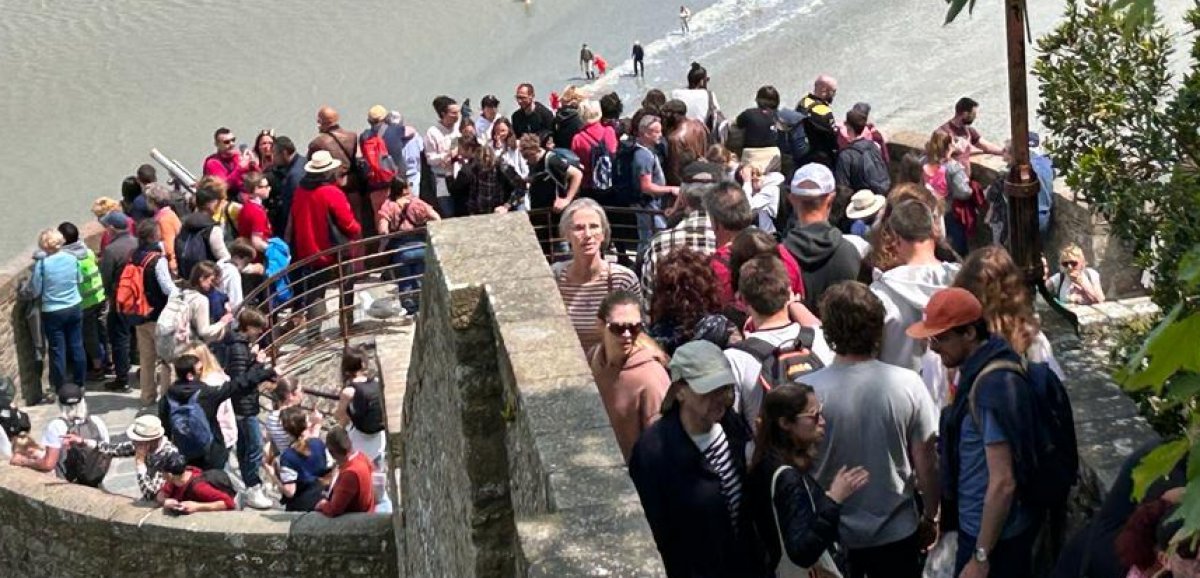 Manche. Très forte affluence au Mont-Saint-Michel : les visiteurs invités à "retarder" leur venue