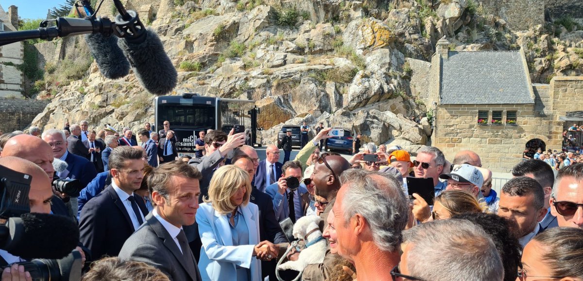 Manche. Emmanuel Macron s'offre un bain de foule au Mont Saint-Michel