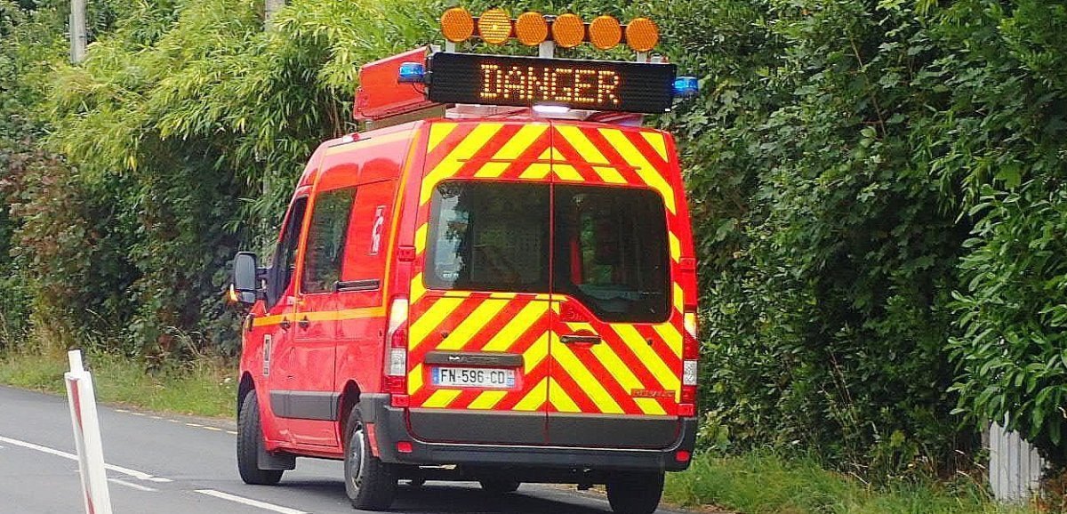 Sud-Manche. La camionnette percute un poteau et un muret : six enfants emmenés à l'hôpital
