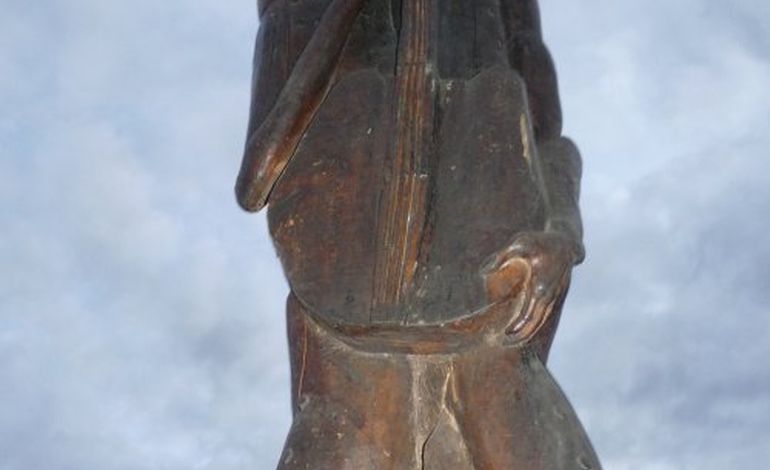L’incroyable statue de Johnny à Caudebec-lès-Elbeuf !