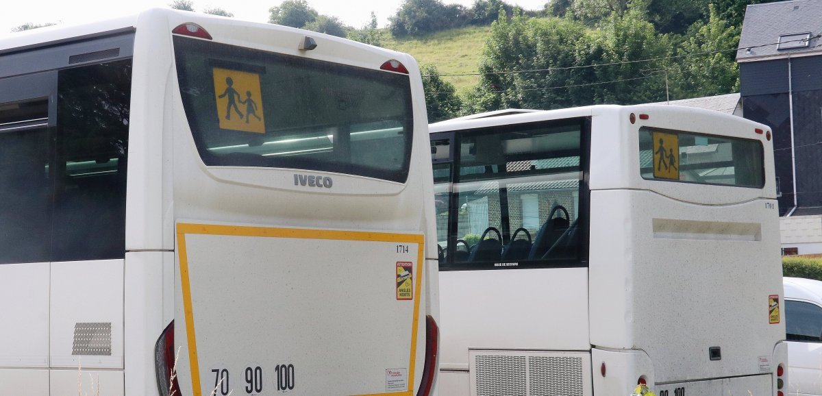 Sud-Manche. Collision entre une voiture et un bus transportant 57 élèves : la circulation coupée