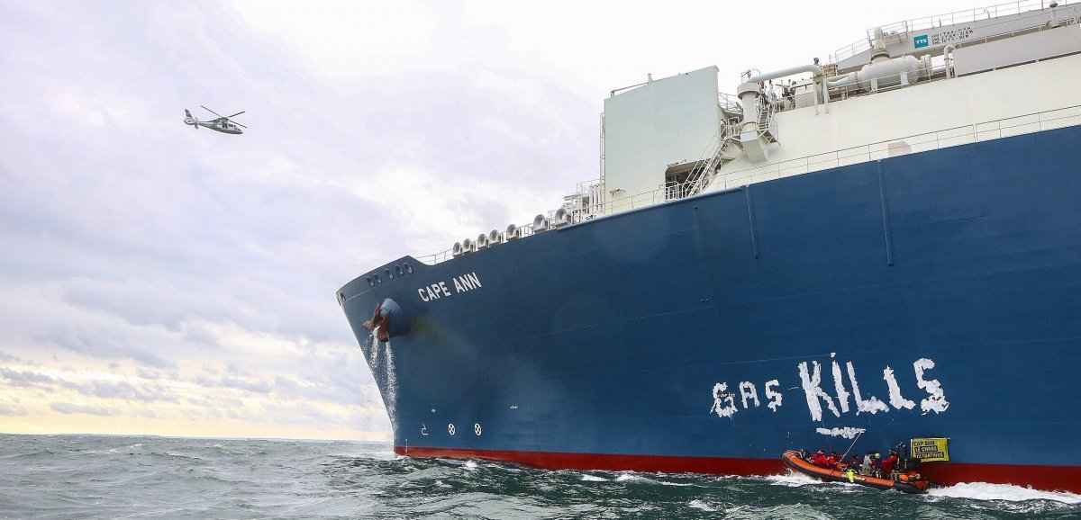 Le Havre. "On a déjà des stocks archipleins en vue de l'hiver" : Greenpeace tente d'empêcher l'arrivée du terminal méthanier