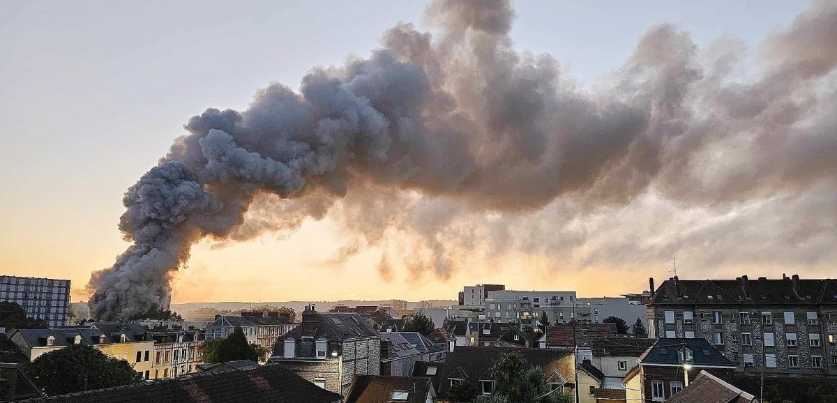 Incendie des immeubles verre et acier. La mairie de Rouen maintient la fermeture de l'école Pépinières après la découverte d'amiante