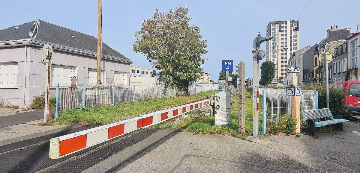 [Vidéo] Cherbourg. Des barrières toujours ouvertes s'abaissent plusieurs heures, des conducteurs doivent faire demi-tour