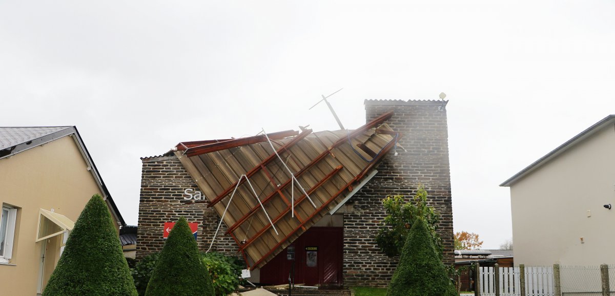 Saint-Lô. Gymnase détruit, panneaux à terre, arbres couchés… Les images de la tempête Ciaran