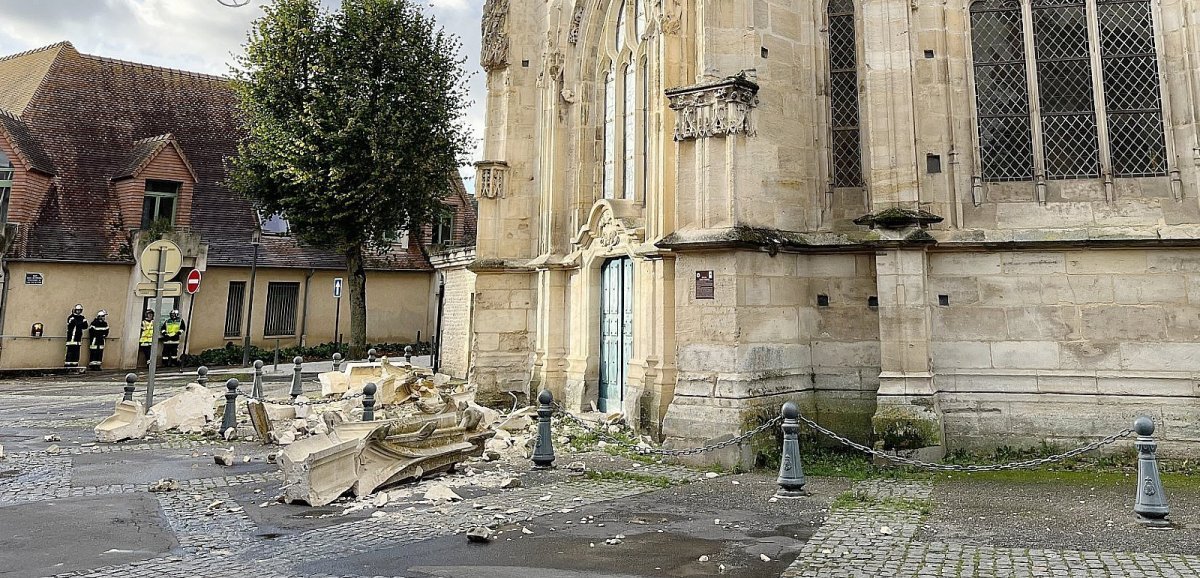 Tempête Ciaran. Deux flèches de l'église Saint-Martin à Argentan sont tombées, les riverains évacués
