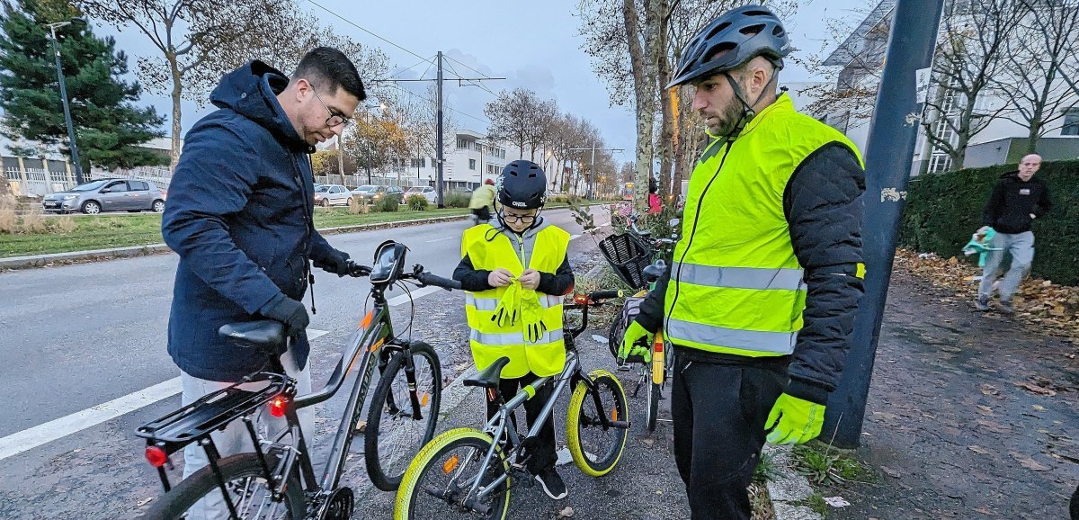 Le Havre. "Cyclistes, brillez !" : La Roue Libre équipe les vélos des étourdis