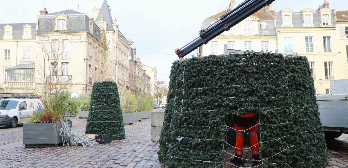 [Vidéo] Caen. Opération XXL pour installer les cinq sapins de Noël