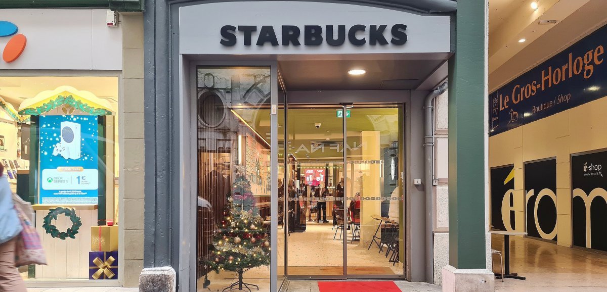 Rouen. Le Starbucks de la rue du Gros-Horloge accueille ses premiers clients