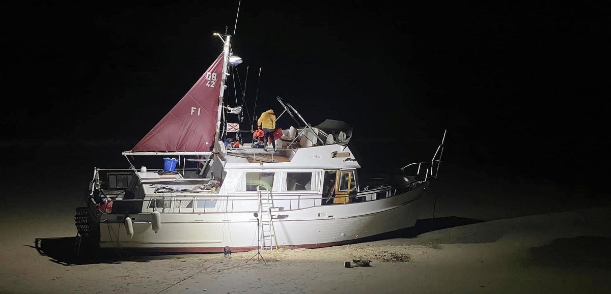 [Photos] Manche. Un bateau victime d'une voie d'eau s'échoue sur une plage