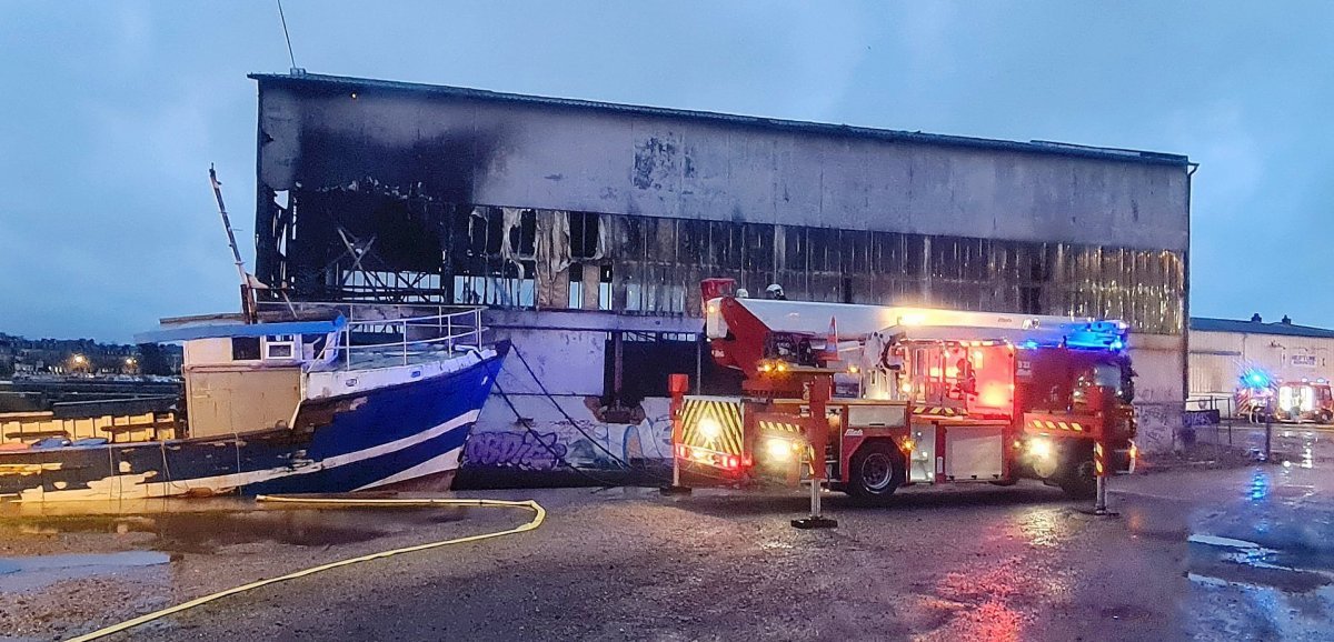 [Photos + vidéo]. Un bâtiment désaffecté en feu à côté de la Cité de la Mer de Cherbourg
