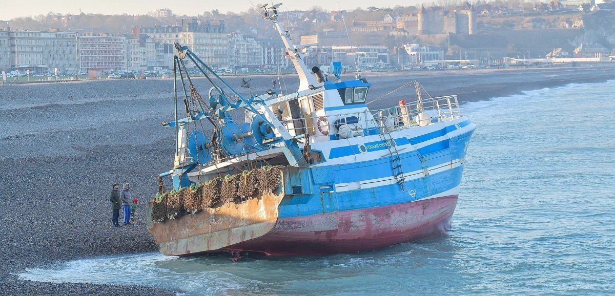 Dieppe. Un navire de pêche s'échoue sur la plage