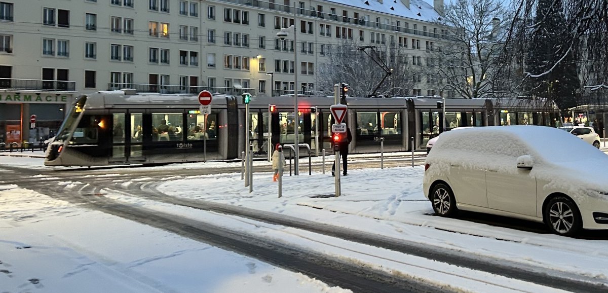 Caen. Neige et verglas : quatre tramways roulent toute la nuit pour éviter le givre