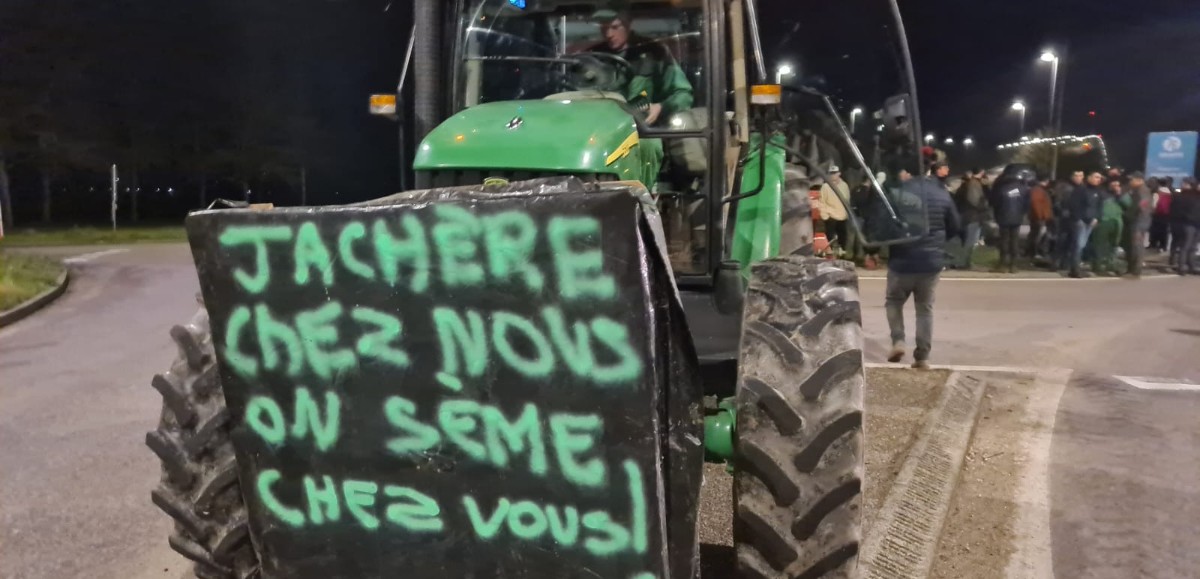Les ponts de Brotonne et Tancarville bloqués : revivez la soirée de mobilisation des agriculteurs