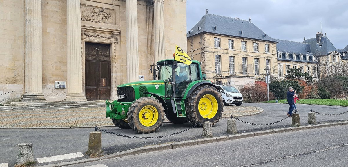 Rouen. Une quarantaine d'agriculteurs mobilisés devant la préfecture avec leurs tracteurs
