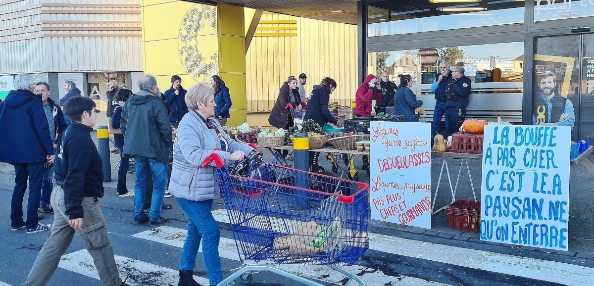 Alençon. La Confédération paysanne manifeste devant l'hypermarché Carrefour