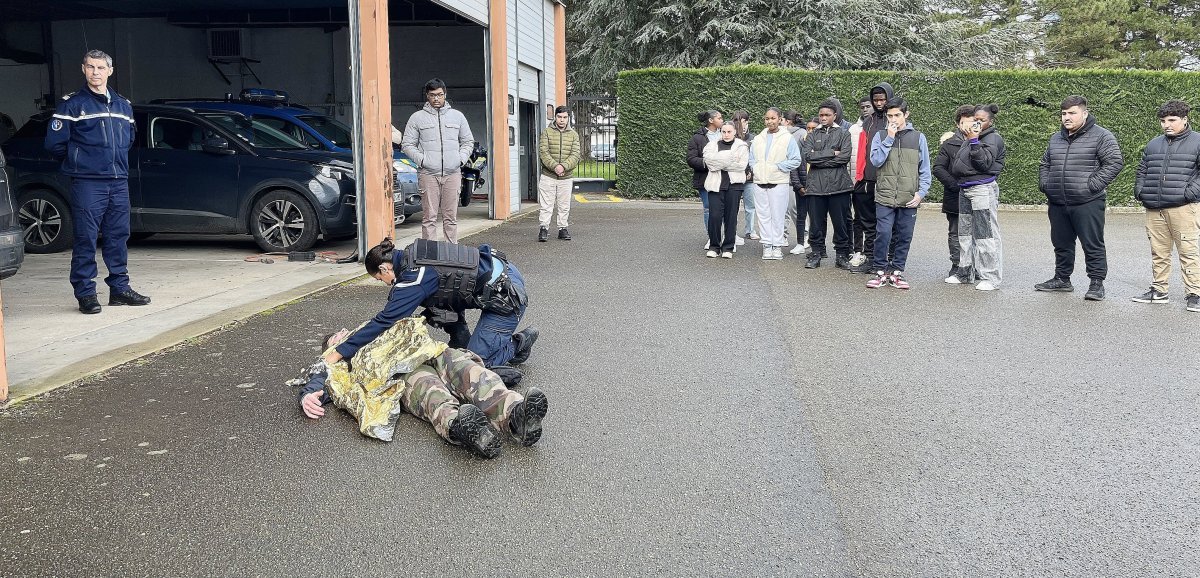 [Vidéo] Alençon. Tentative de meurtre à la gendarmerie : un exercice pour les collégiens en stage à la caserne