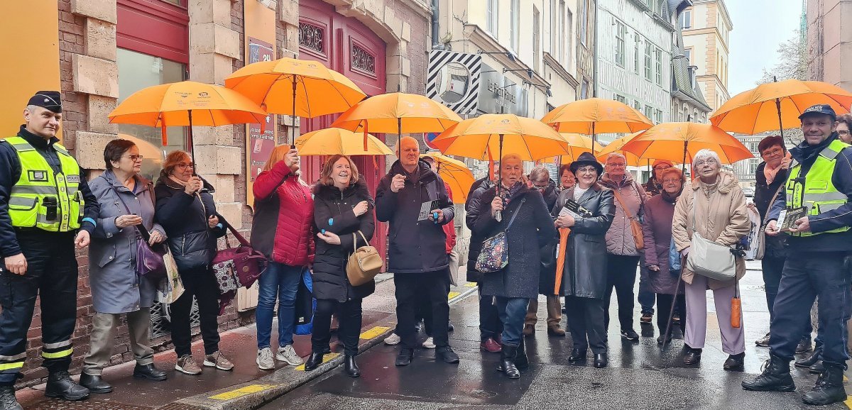 Rouen. Des parapluies et brassards fluorescents distribués aux séniors