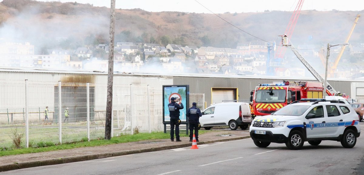 Fécamp. Un entrepôt ravagé par les flammes sur le port : 37 pompiers mobilisés