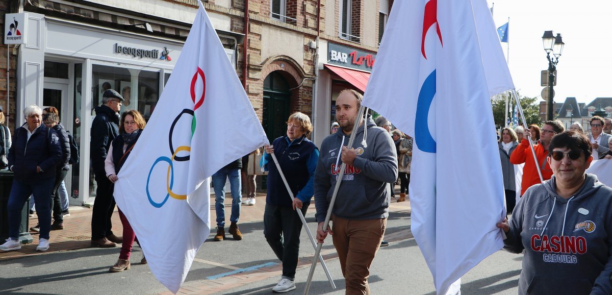 Cabourg. 100 jours avant l'arrivée de la flamme, une grande parade organisée avec les drapeaux olympiques