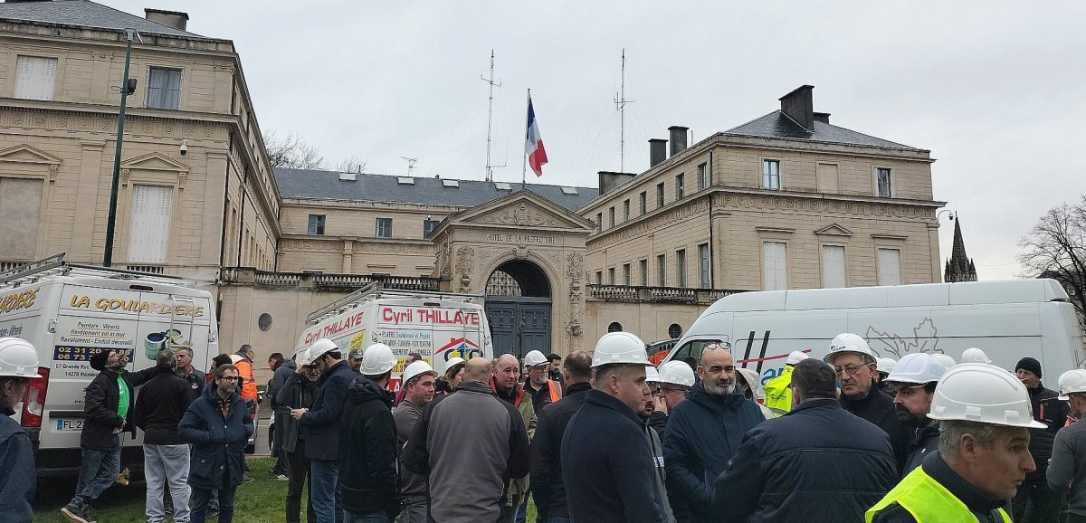 Caen. Les professionnels du BTP en colère devant la préfecture du Calvados