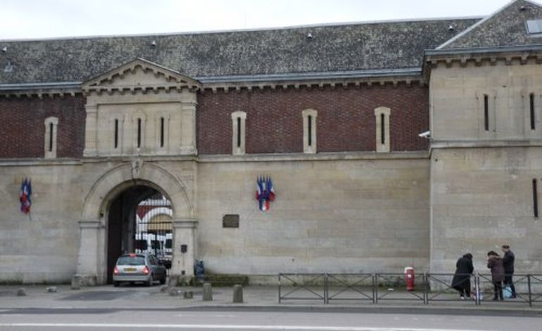 Prison de Rouen : "détenu dans des toilettes"