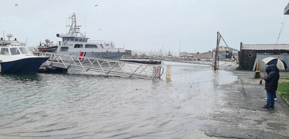 [Photos + vidéo] Cherbourg. Grandes marées : ça a débordé quai Lawton-Collins !