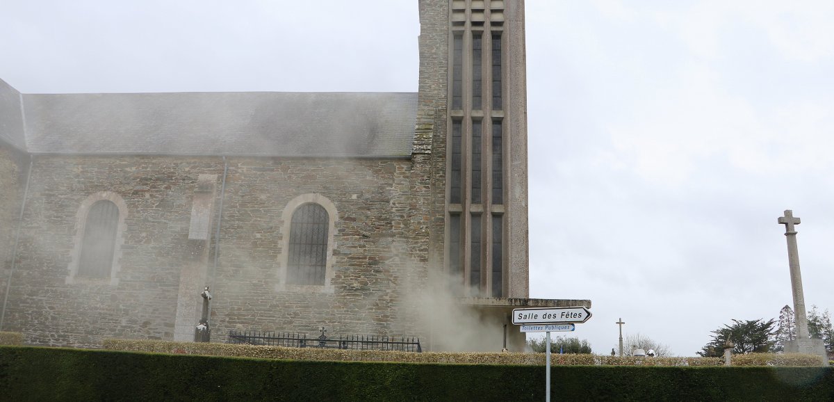 [Photos] Près de Saint-Lô. Un incendie mobilise les pompiers dans cette église 