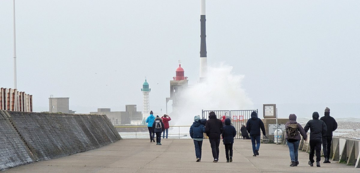 [Photos+vidéo] Le Havre. La pleine mer et la tempête Pierrick attirent les promeneurs