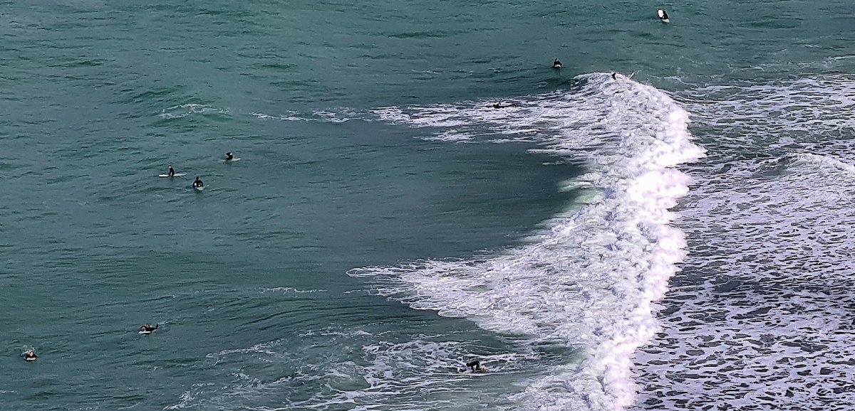 Yport. En difficulté dans la tempête, un surfeur se réfugie dans une grotte avant d'être héliporté