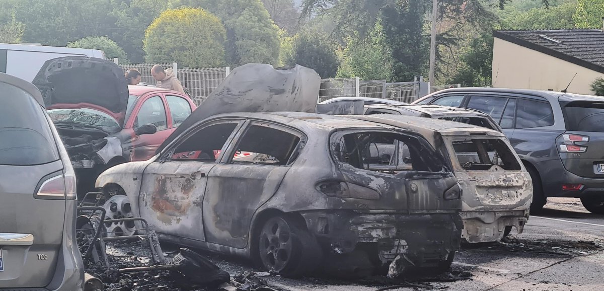 Cherbourg. Voitures détruites par les flammes : "Un véhicule aurait été incendié"