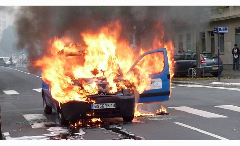Une voiture contenant du gaz s'enflamme en plein centre-ville de Caen