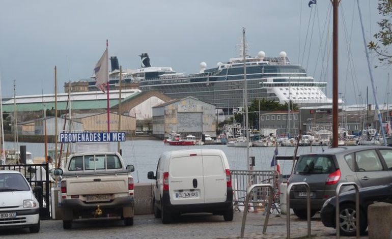 Un immense paquebot en escale à Cherbourg