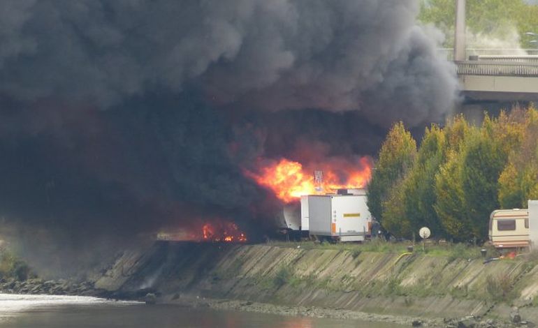 Rouen : sous le  pont enflammé, des caravanes et des camions de forains ont brûlé