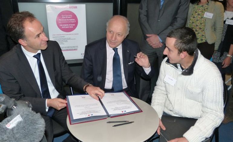Rouen : Fourneyron et Fabius ont signé les premiers "emplois d'avenir"