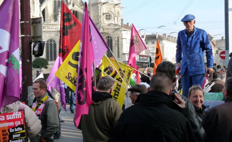 Austérité : 800 personnes battent le pavé à Caen