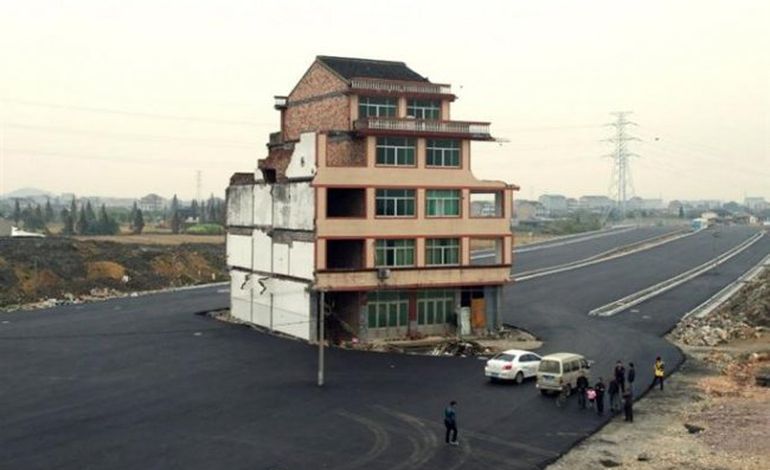 Chine : une maison en plein milieu d'une autoroute 